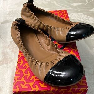 Tory Burch Abbey Royal Tan/Black Leather Flat Sz 7.5 Patent